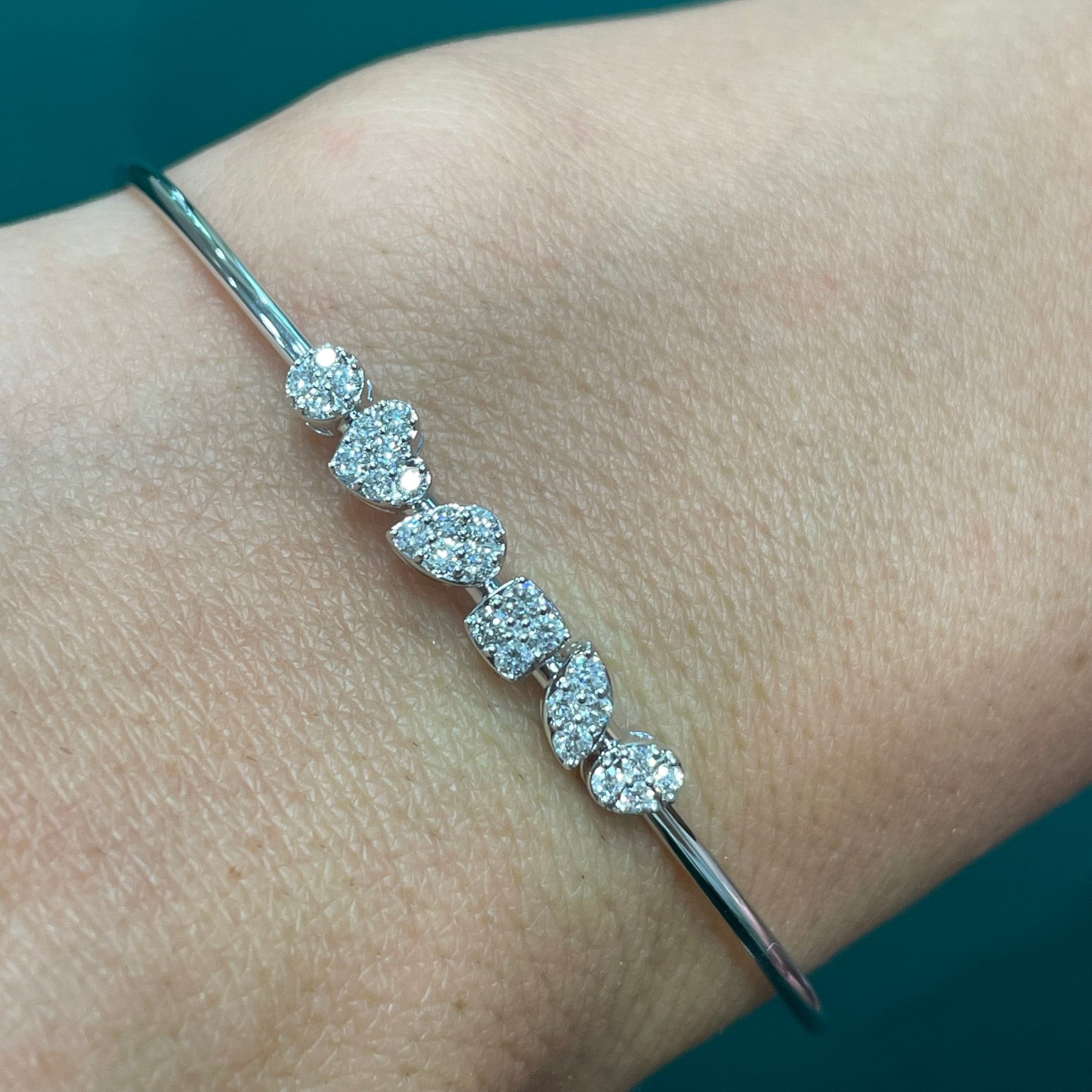 Дамска твърда гривна от бяло злато с диаманти 0.38 карата